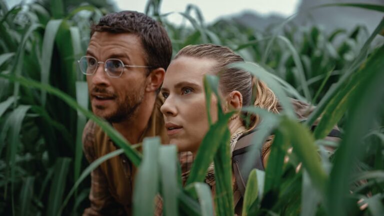 jonathan-bailey-scarlett-johansson-Jurassic World Rebirth