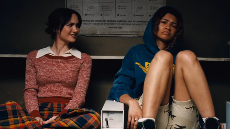 maude-apatow-and-zendaya-sit-on-top-of-laundry-machines-in-euphoria-season-3