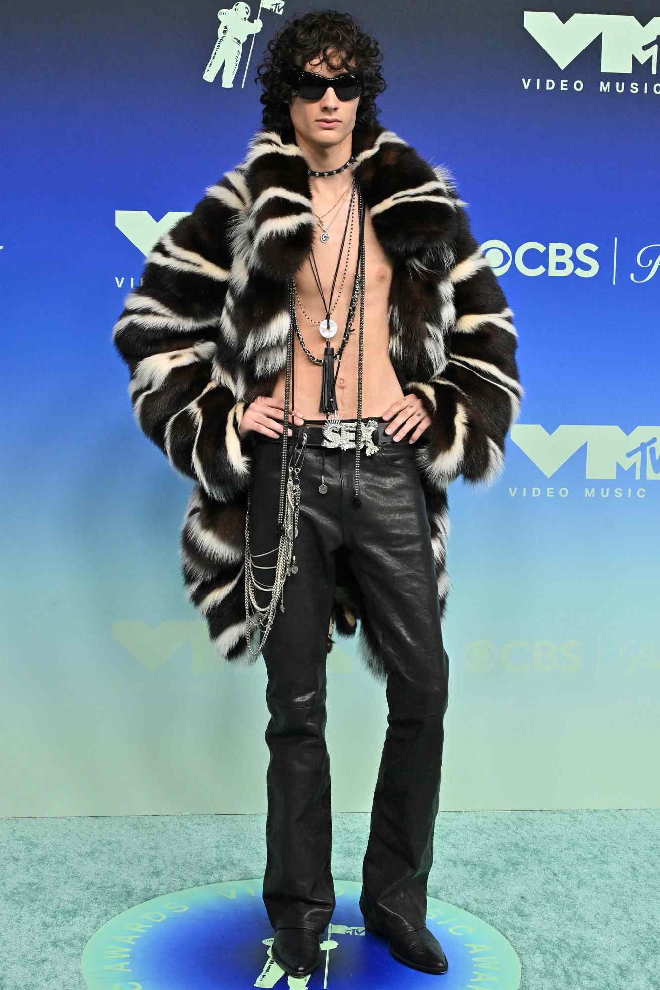 Sombr-vmas-092726-e06a30b5e60a4c8ca95c06f1117b0f14